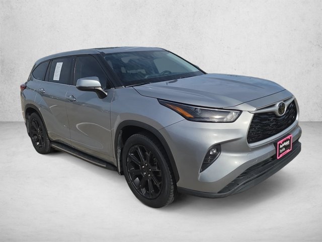 Used 2022 Toyota Highlander LE FWD image 3