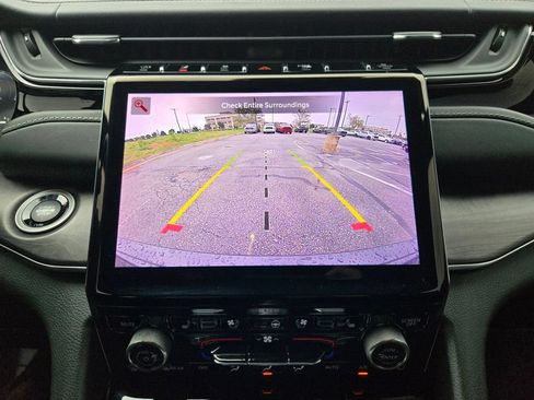 Used 2022 Jeep Grand Cherokee Overland AWD/4WD image 24