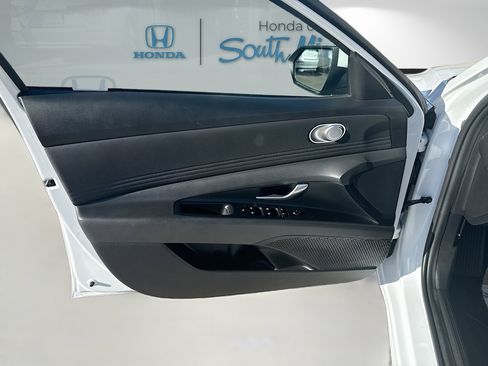 Used 2025 Hyundai Elantra SEL image 20