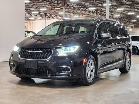 Used 2023 Chrysler Pacifica Limited w/ Uconnect Theater Family Group FWD image 4
