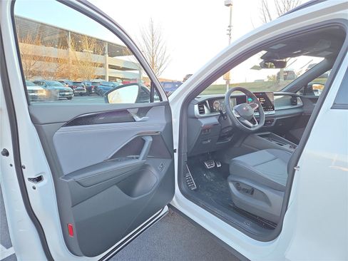 New 2026 Volkswagen Tiguan SE R-Line image 11