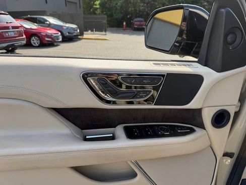Used 2018 Lincoln Navigator Select w/ Technology Package AWD/4WD image 12