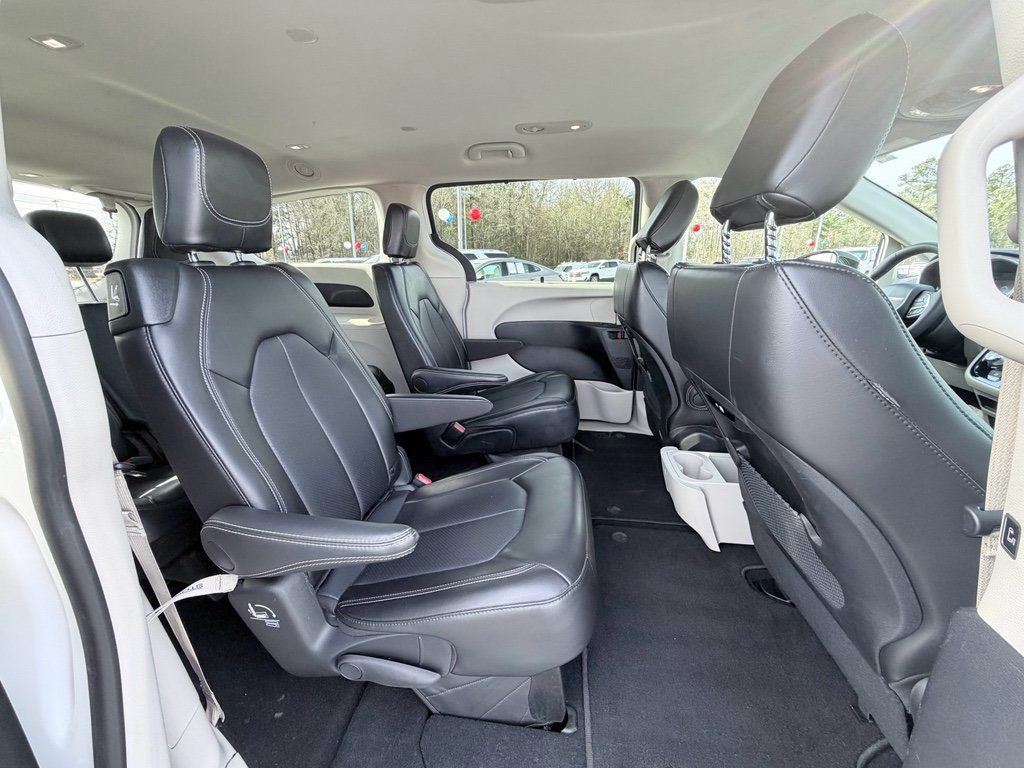 Used 2024 Chrysler Pacifica Touring-L FWD image 23