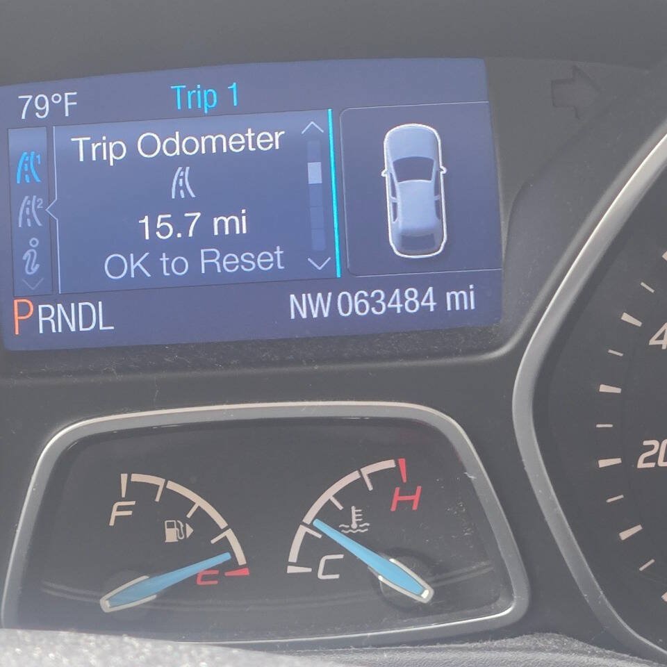 Used 2014 Ford Focus SE w/ SE Winter Package FWD image 9