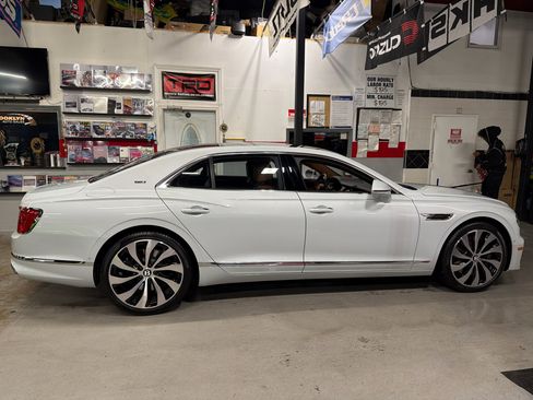 Used 2024 Bentley Flying Spur V8 image 3