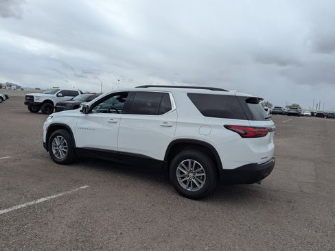 Used 2023 Chevrolet Traverse LT image 3