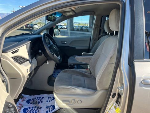 Used 2017 Toyota Sienna LE image 14