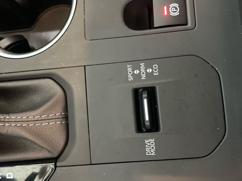 Used 2025 Toyota Highlander LE FWD image 21