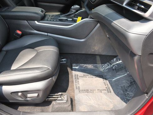 Used 2023 Toyota Highlander XLE AWD/4WD image 26
