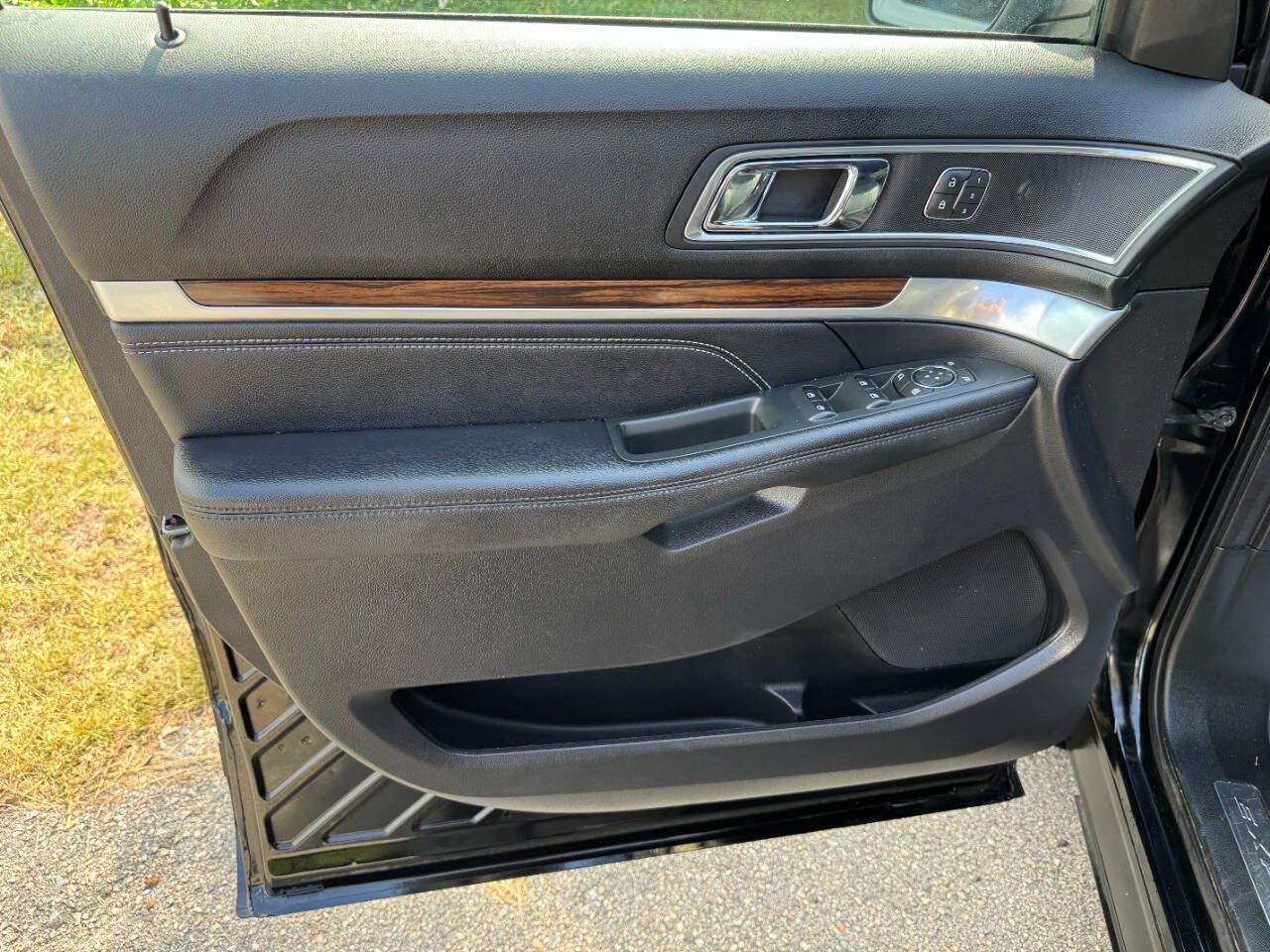 Used 2018 Ford Explorer Limited w/ Equipment Group 301A FWD image 38