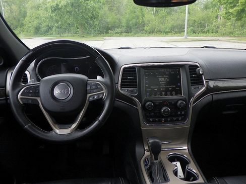 Used 2017 Jeep Grand Cherokee Overland w/ Jeep Active Safety Group AWD/4WD image 21