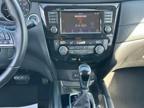 Used 2018 Nissan Rogue SV FWD image 13