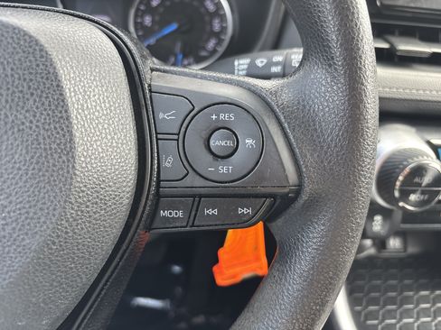 Used 2019 Toyota RAV4 LE AWD/4WD image 25