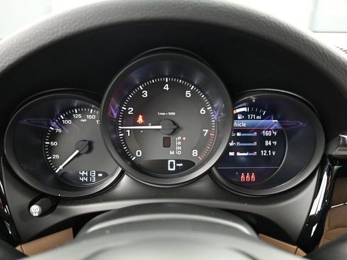 Certified 2025 Porsche Macan AWD/4WD image 18