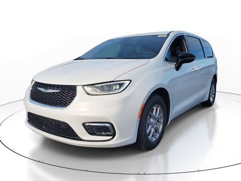 New 2026 Chrysler Pacifica Select image 4