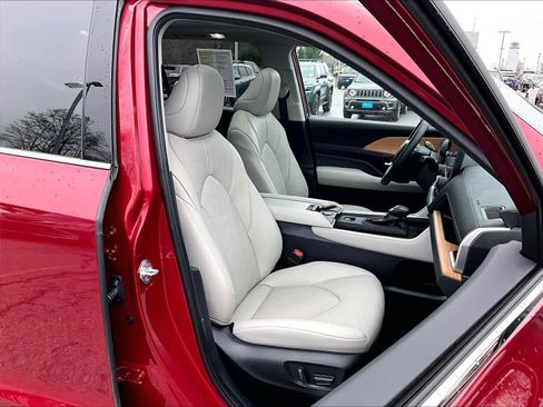 Used 2024 Toyota Grand Highlander Limited image 11