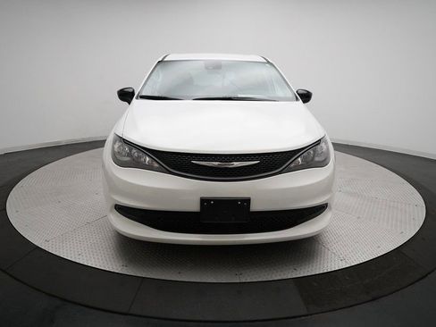 Used 2024 Chrysler Voyager LX image 11