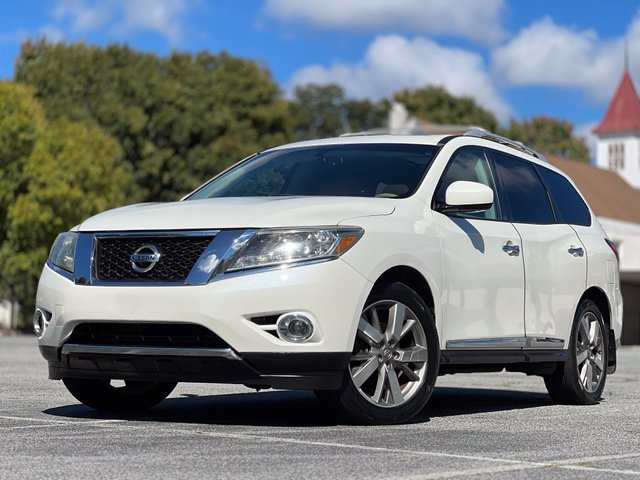 Used 2015 Nissan Pathfinder Platinum w/ Family Entertainment Package FWD image 1