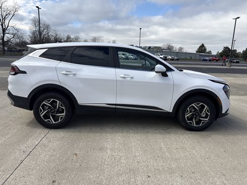 Used 2025 Kia Sportage LX image 4