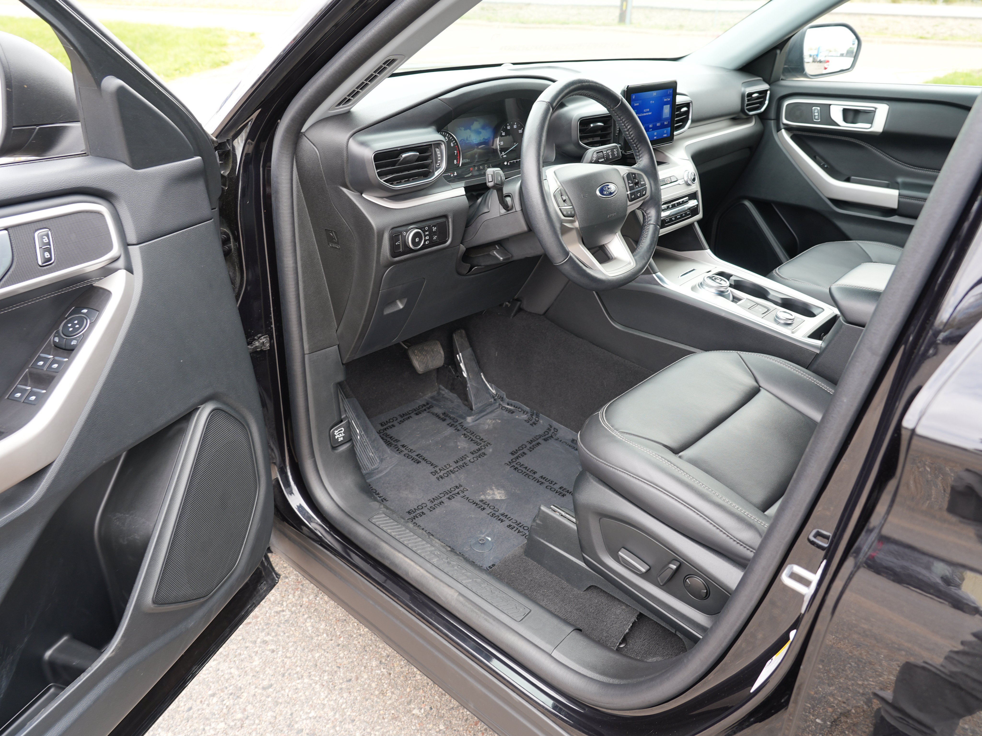 Used 2023 Ford Explorer XLT w/ Equipment Group 202A AWD/4WD image 15