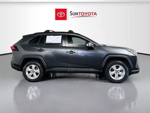 Used 2019 Toyota RAV4 XLE w/ Convenience Package FWD image 2