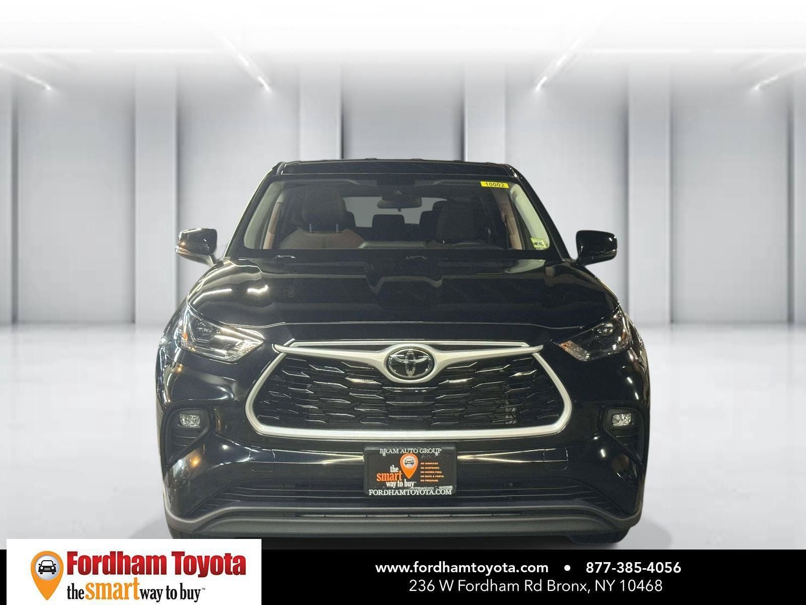 Used 2023 Toyota Highlander LE AWD/4WD image 2