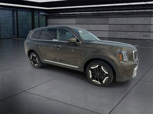 Used 2023 Kia Telluride S w/ S Sunroof Package image 2