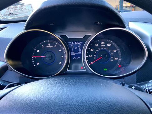 Used 2013 Hyundai Veloster w/Gray Int image 24