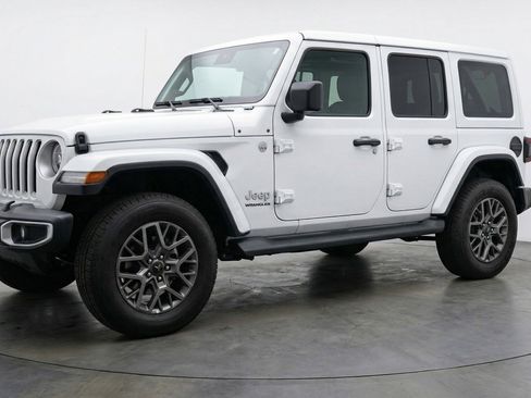 Used 2025 Jeep Wrangler Sahara image 3