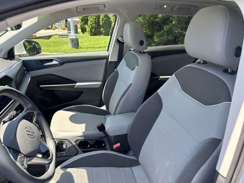 Used 2023 Volkswagen Taos SE w/ Panoramic Sunroof Package FWD image 11