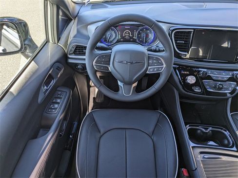 New 2026 Chrysler Pacifica Select image 15