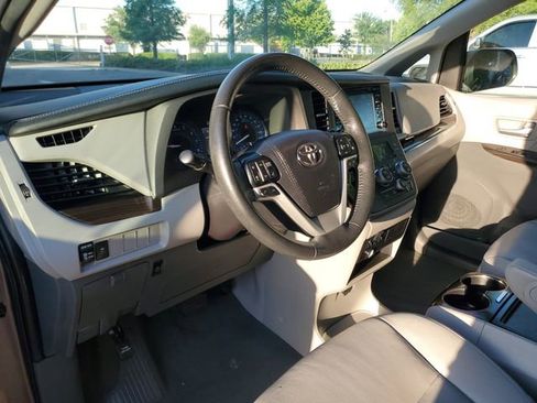 Used 2020 Toyota Sienna XLE FWD image 20