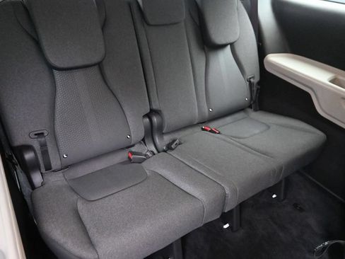 Used 2024 Kia Carnival LX FWD image 11