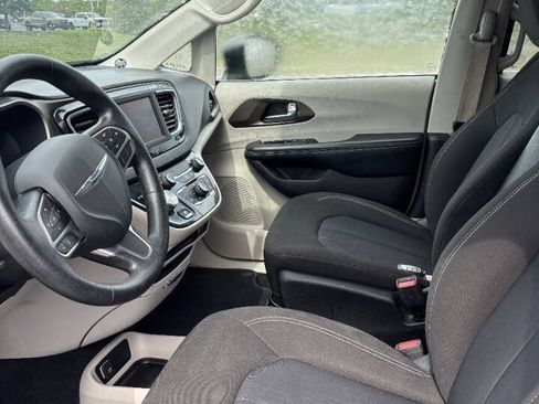 Used 2020 Chrysler Voyager LX FWD image 4