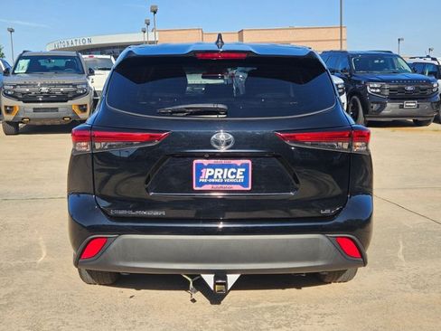 Used 2023 Toyota Highlander LE FWD image 7