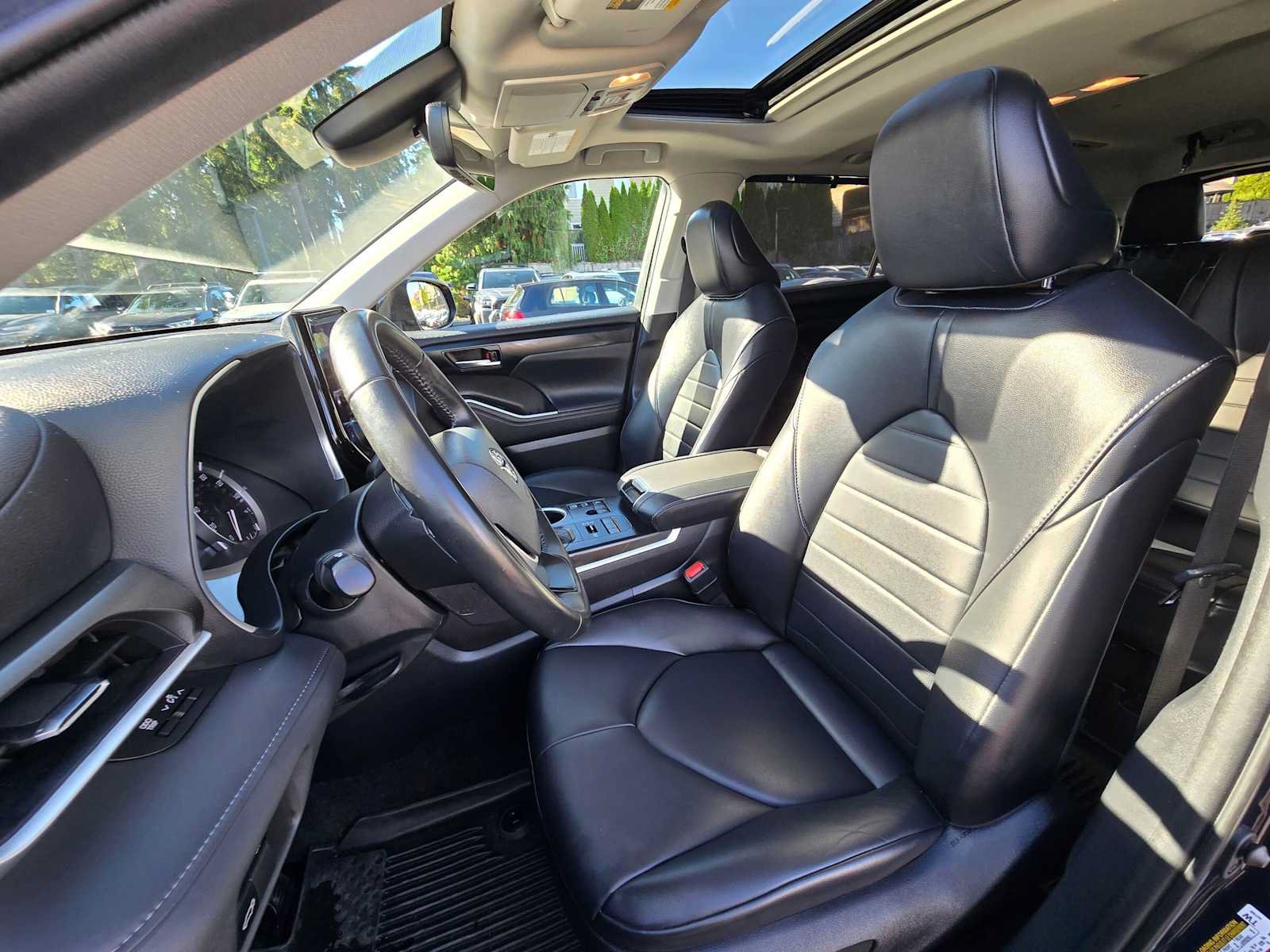 Used 2023 Toyota Highlander XLE AWD/4WD image 22