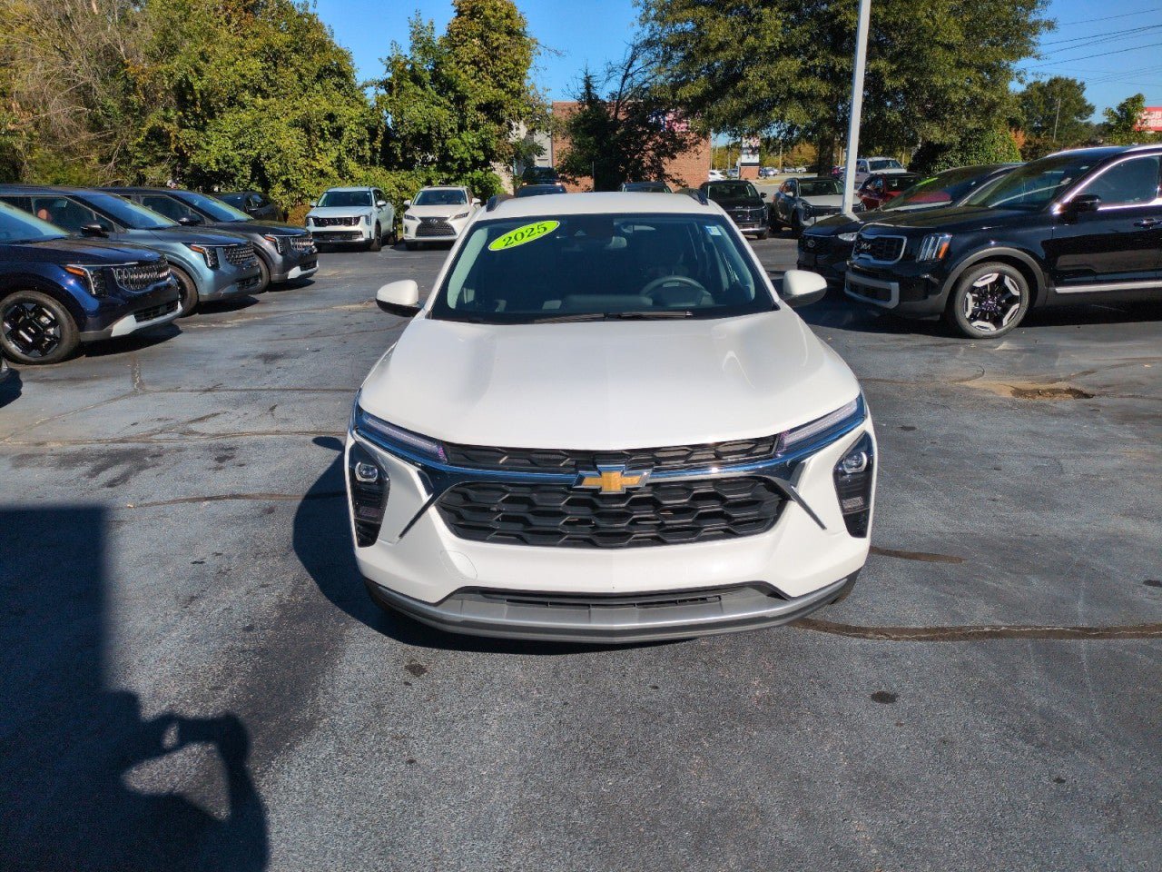 Used 2025 Chevrolet Trax LT FWD image 2