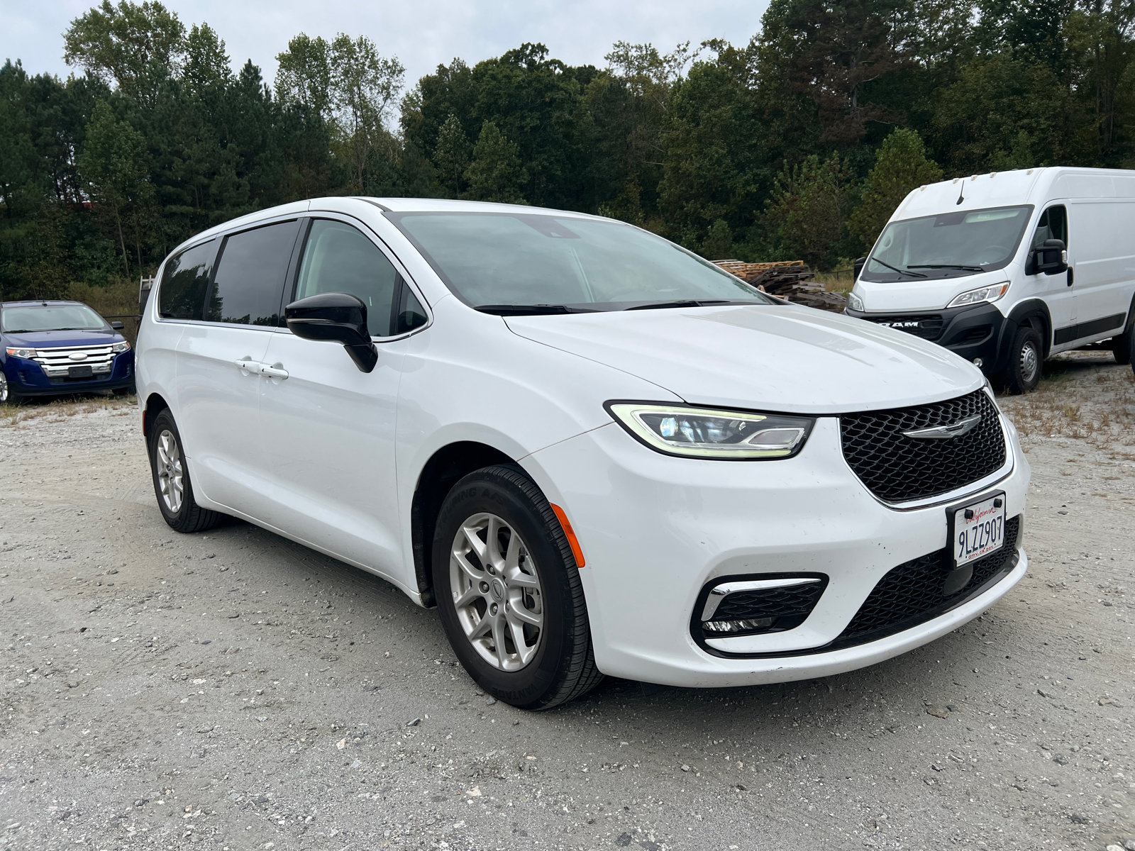 Used 2024 Chrysler Pacifica Touring-L FWD image 5