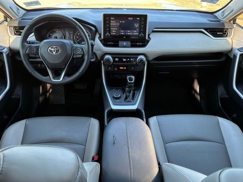 Used 2021 Toyota RAV4 XLE Premium image 10