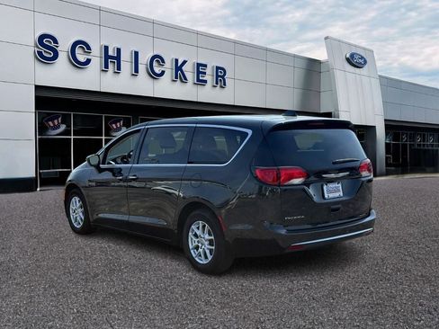 Used 2020 Chrysler Pacifica Touring FWD image 3