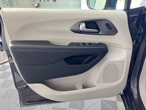 Used 2019 Chrysler Pacifica Limited w/ Tire & Wheel Group FWD image 22