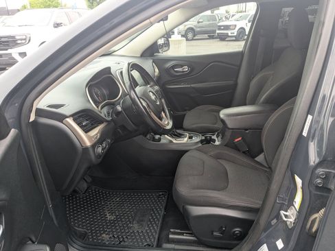 Used 2017 Jeep Cherokee Latitude w/ Comfort/Convenience Group AWD/4WD image 27