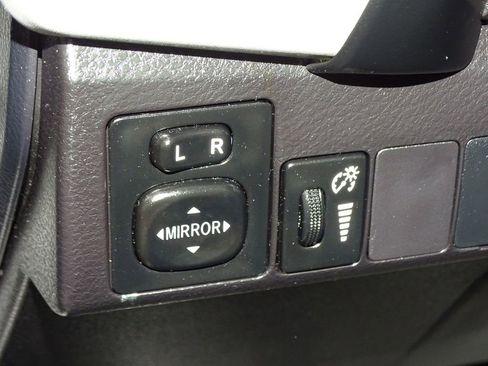 Used 2017 Toyota Corolla LE image 17