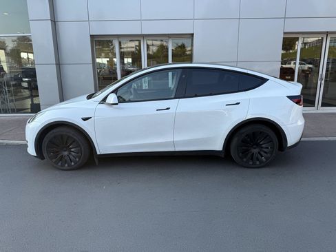 Used 2024 Tesla Model Y Long Range AWD/4WD image 2