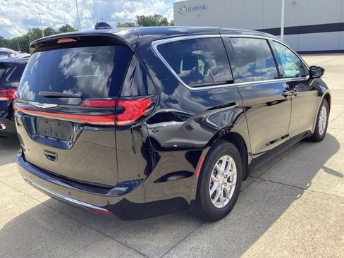 Used 2024 Chrysler Pacifica Touring-L FWD image 9
