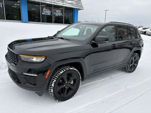 Used 2023 Jeep Grand Cherokee Limited w/ Luxury Tech Group II image 2