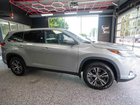 Used 2019 Toyota Highlander Plus w/ Carpet Mat Package (TMS) AWD/4WD image 5