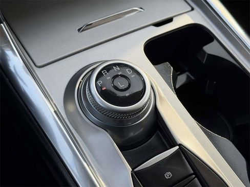 Used 2022 Ford Explorer XLT w/ Equipment Group 202A image 8