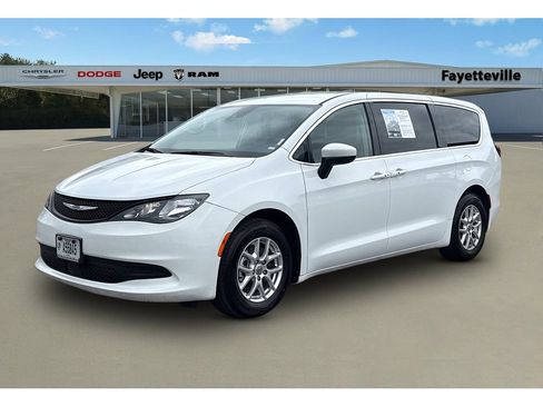 Used 2023 Chrysler Voyager LX FWD image 7