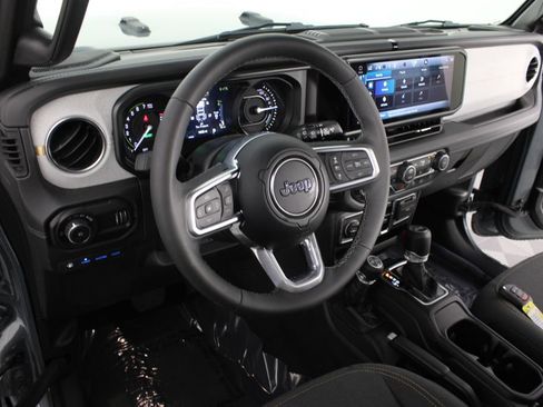 Used 2025 Jeep Wrangler Unlimited Sahara w/ Safety Group AWD/4WD image 8